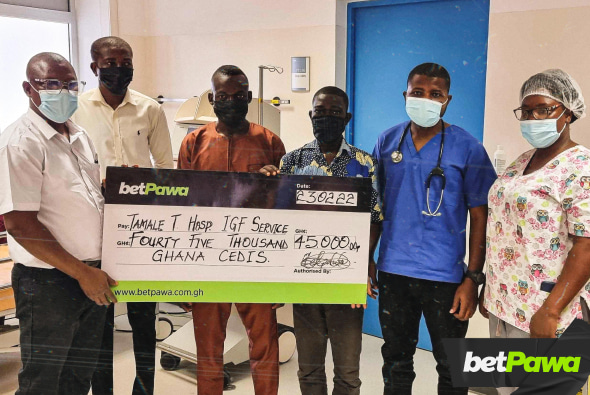 Abdulai  (in brown) is surrounded by family, officials of betPawa and the Tamale Teaching Hospital 